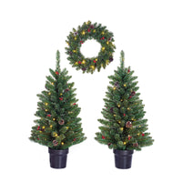 Black Box 2x Schneebedeckter Künstlicher Weihnachtsbaum + 1x Adventskranz 'Creston' inkl. LED-Beleuchtung + Weihnachtsdekoration